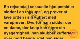 En rejsende i voksne hjælpemidler sidder i en togkupe…