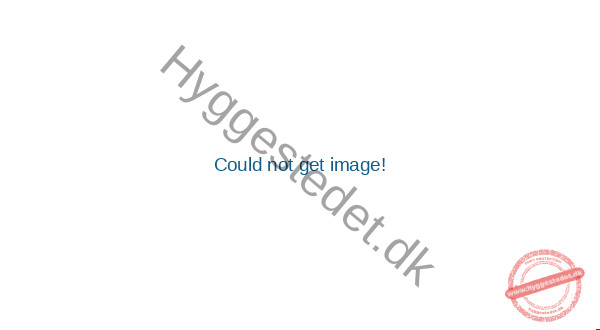 En betjent samler penge op efter en gammel dame…